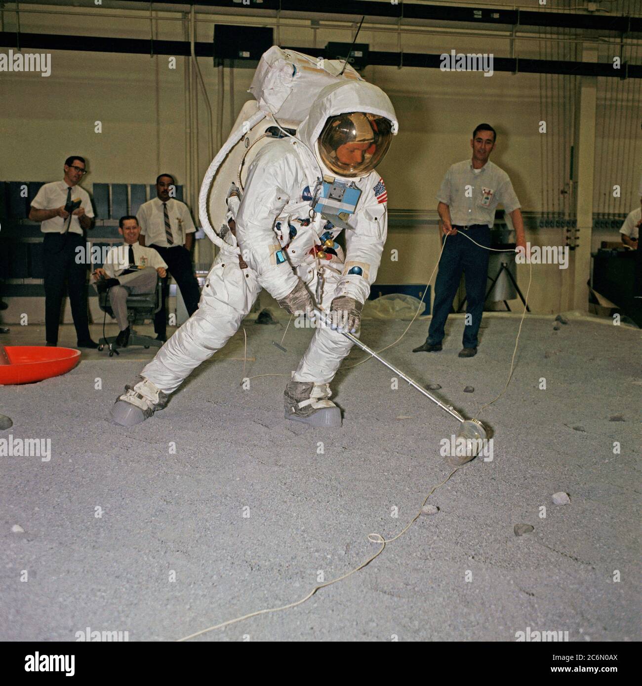 Geeignet Astronaut Neil A Armstrong, trug den Extra Vehicular Mobility Unit (EMU), beteiligt sich an der Mondoberfläche Simulation Training am 18. April 1969 Stockfoto