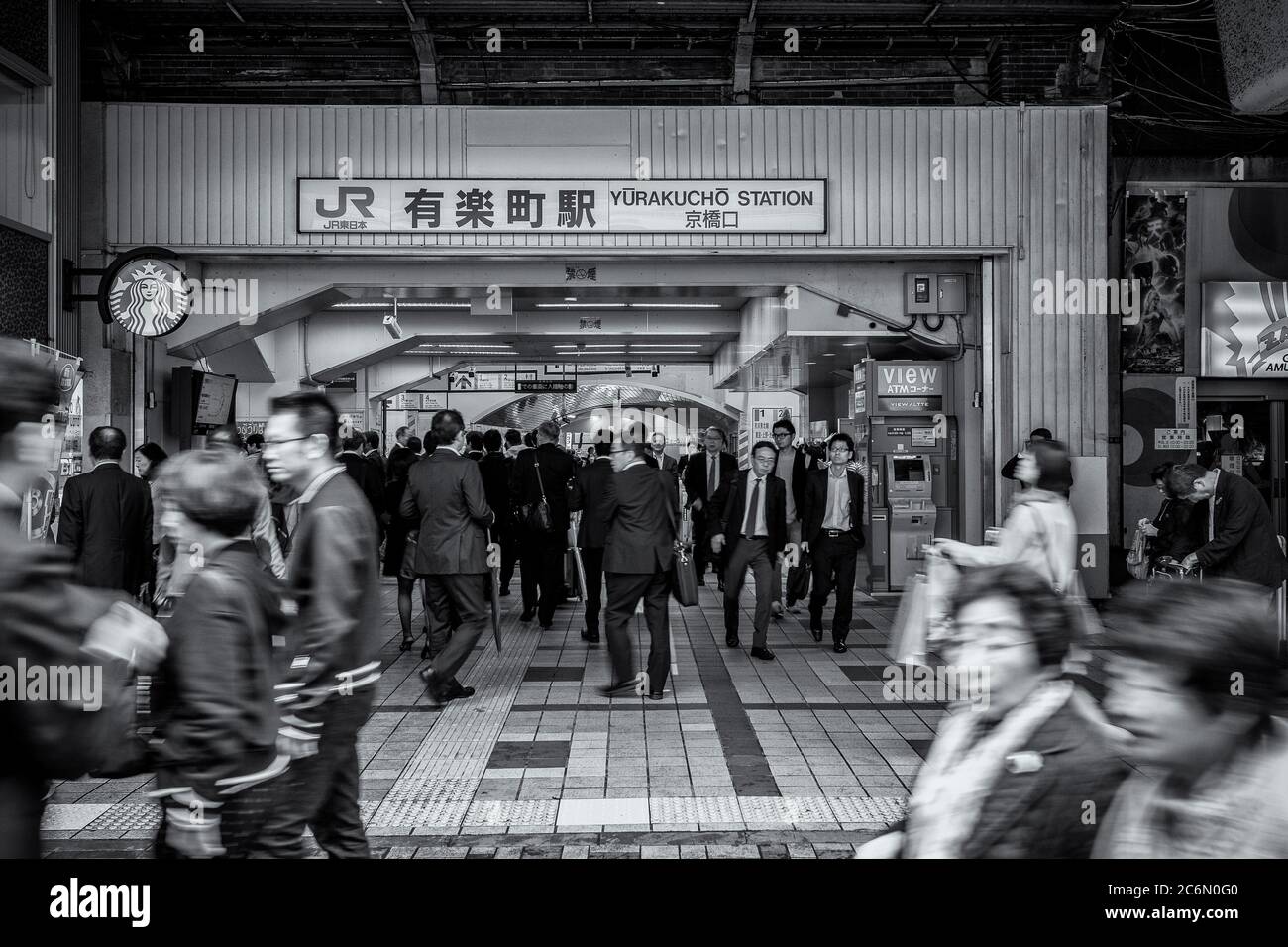 Tokio / Japan - 20. Oktober 2017: Hibiya Eingang zum Bahnhof Yurakucho, Bahnhof im Yurakucho-Viertel von Chiyoda, Tokio, Japan, Operat Stockfoto