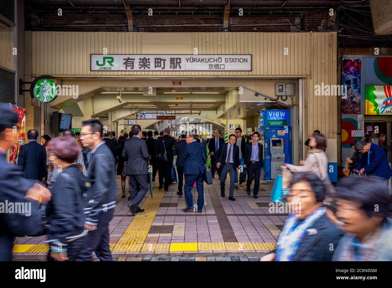 Tokio / Japan - 20. Oktober 2017: Hibiya Eingang zum Bahnhof Yurakucho, Bahnhof im Yurakucho-Viertel von Chiyoda, Tokio, Japan, Operat Stockfoto
