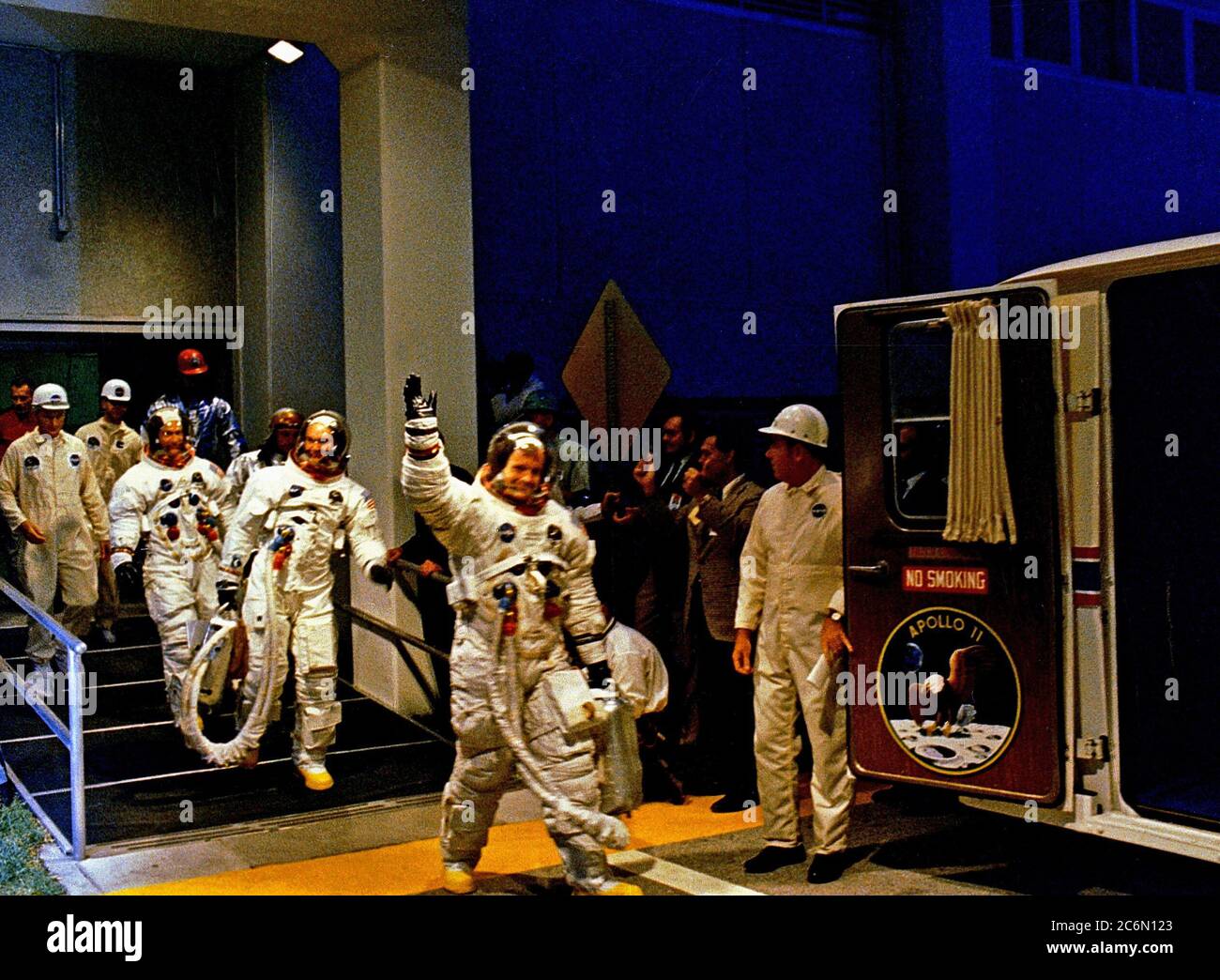 Die Besatzungsmitglieder der Apollo 11 Mondlandung Mission verlassen das Kennedy Space Center (KSC) bemannte Raumfahrzeuge Betriebsgebäude (MSOB) Während der Prelaunch Countdown Stockfoto