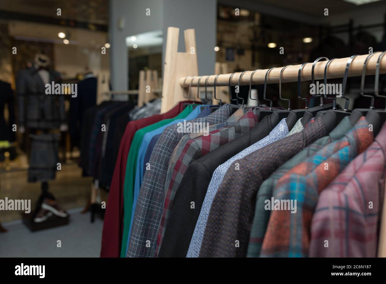 Teure Herrenmode speichern. Eine Reihe von Jacken auf Kleiderbügel. Shoppen  Verkauf Hintergrund Thema. Kleidung auf Kleiderbügel im Geschäft  Stockfotografie - Alamy
