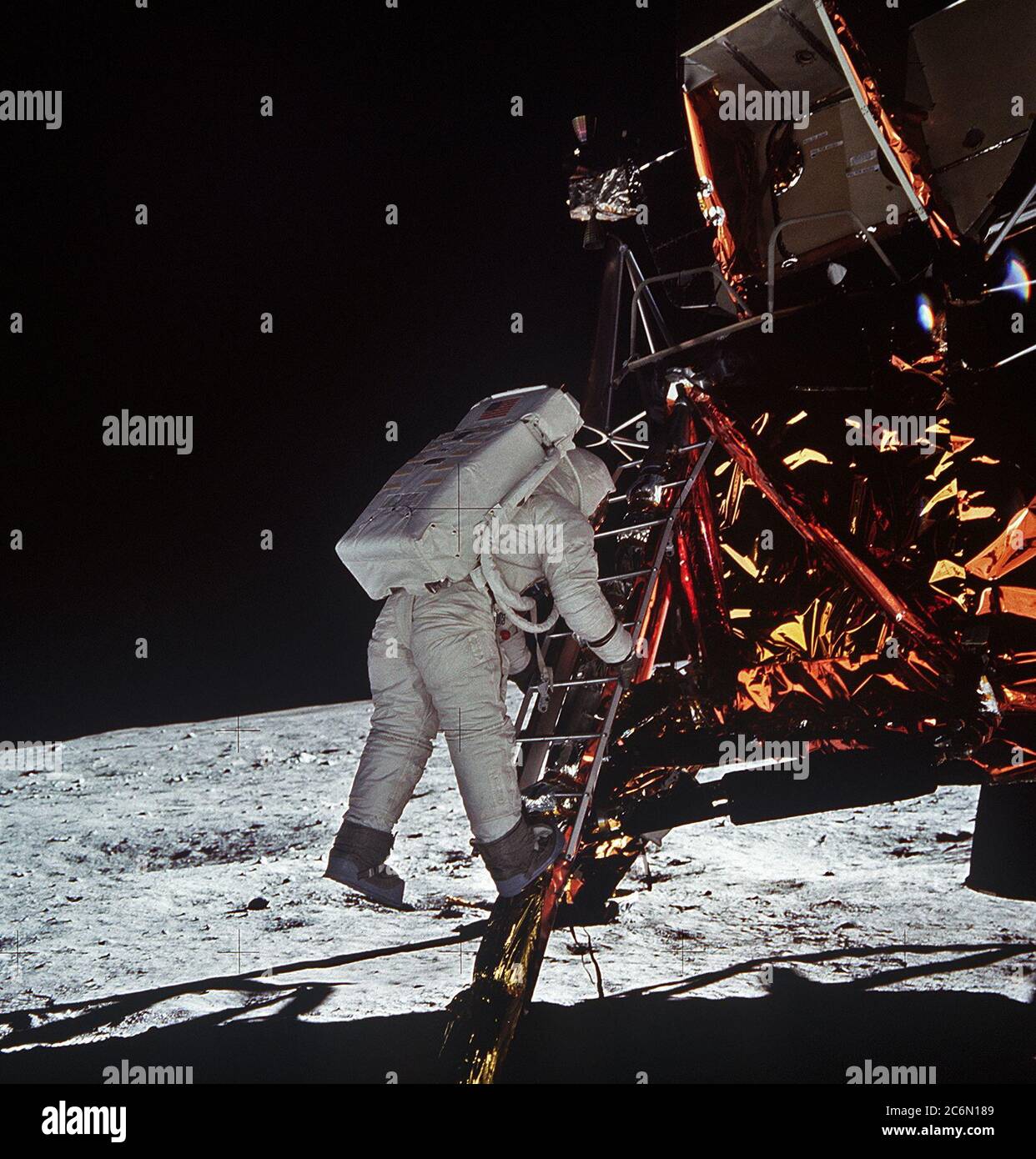 Astronaut Edwin E. Aldrin Jr., Lunar Module Pilot, steigt die Schritte der Mondlandefähre (LM) Leiter, während er sich vorbereitet, auf dem Mond zu spazieren. Er hatte gerade egressed der LM. Stockfoto