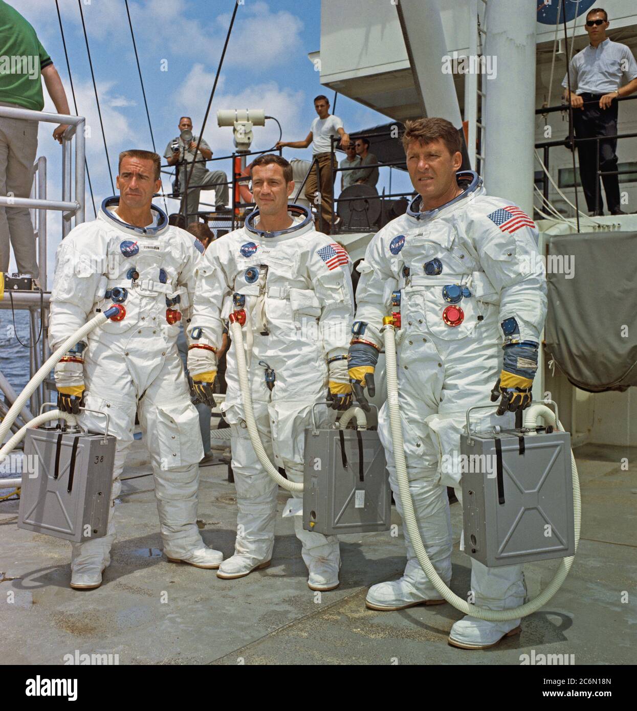 (5 August 1968) - - - Die Crew der ersten bemannten Mission Apollo, Apollo 7, steht auf dem Deck der NASA Schiff Retriever nach passend für Wasser egress Ausbildung Stockfoto