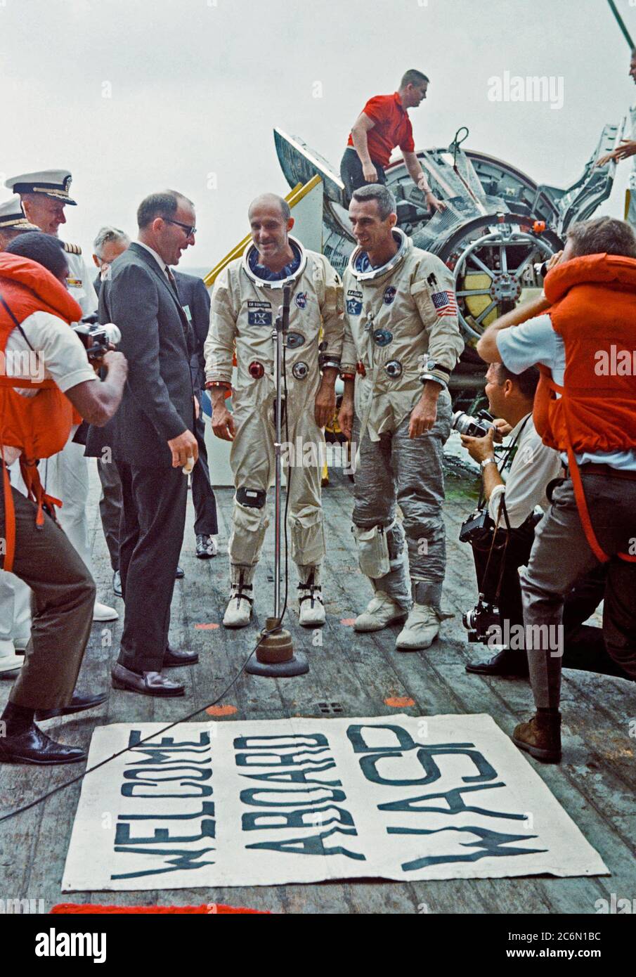 Astronauten Thomas Stafford, Eugene Cernan (rechts) Ein herzliches Willkommen, wie sie an Bord der Prime recovery Schiff anreisen, dem Flugzeugträger USS Wasp empfangen Stockfoto