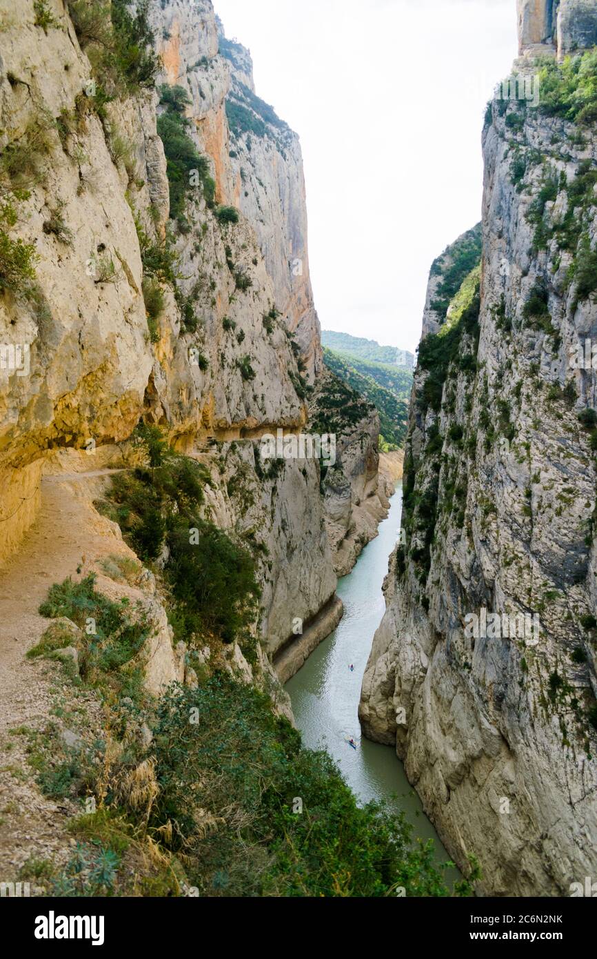 Beeindruckende Aussicht auf eine Schlucht mit einem Fluss im Inneren. Stockfoto