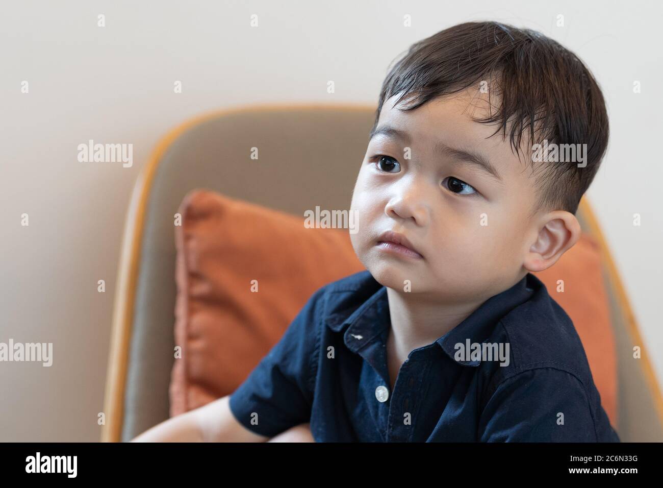 Asiatische niedliche Baby junge auf Sofa Hintergrund. Stockfoto