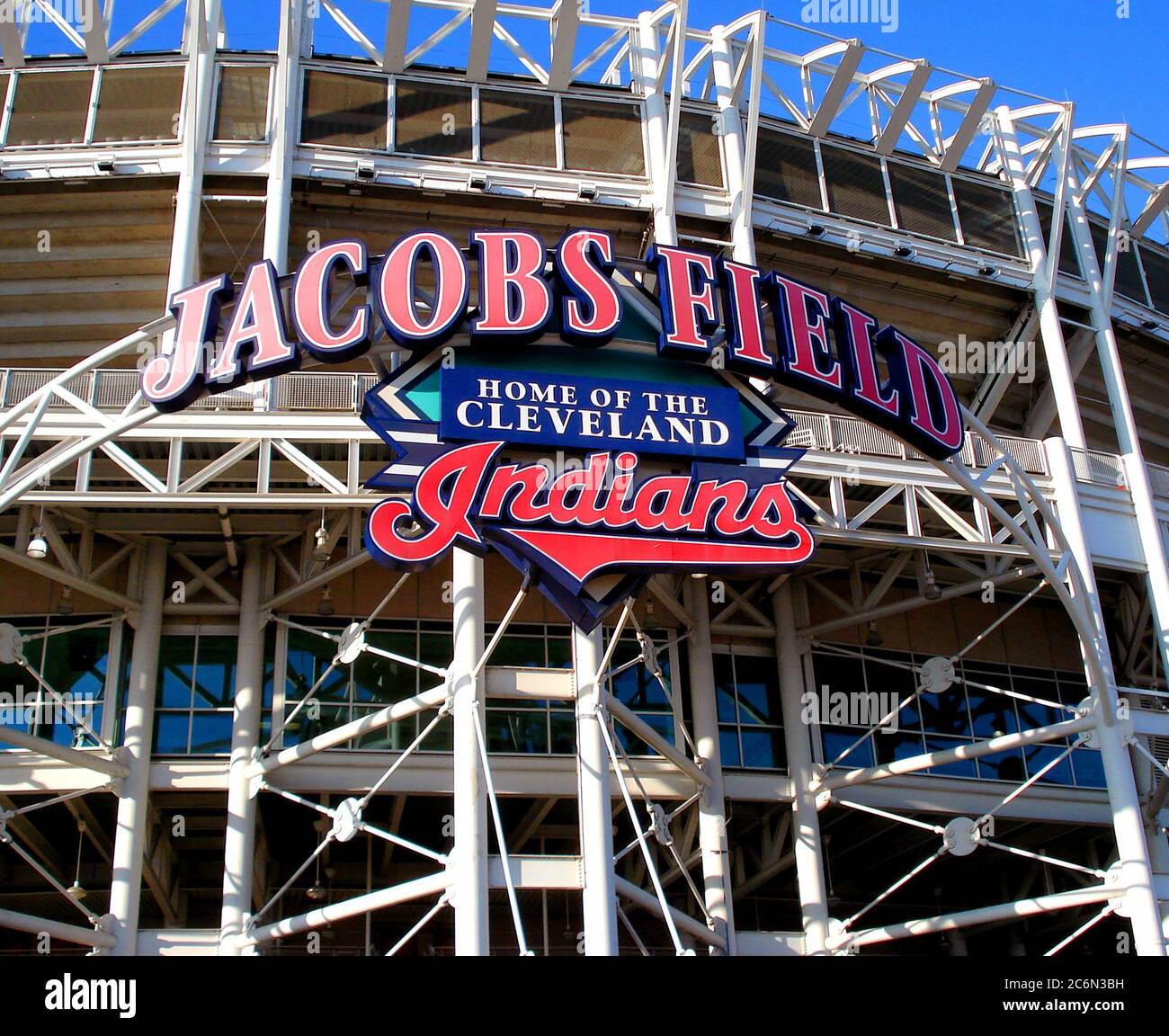Jacobs Field in Cleveland, OH ca 2007 - Der Eingang zum Jacobs Field ist toped mit einem großen Schild erklärt im Feld das zu Hause der Cleveland Indians. Stockfoto