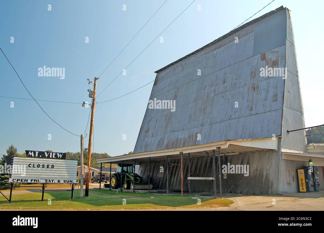 Eine verschwindende Überbleibsel einer längst vergangene Zeit, die Stanton Autokino ist im Winter geschlossen, aber jedes öffnet Sommer Filme zu zeigen. Stockfoto