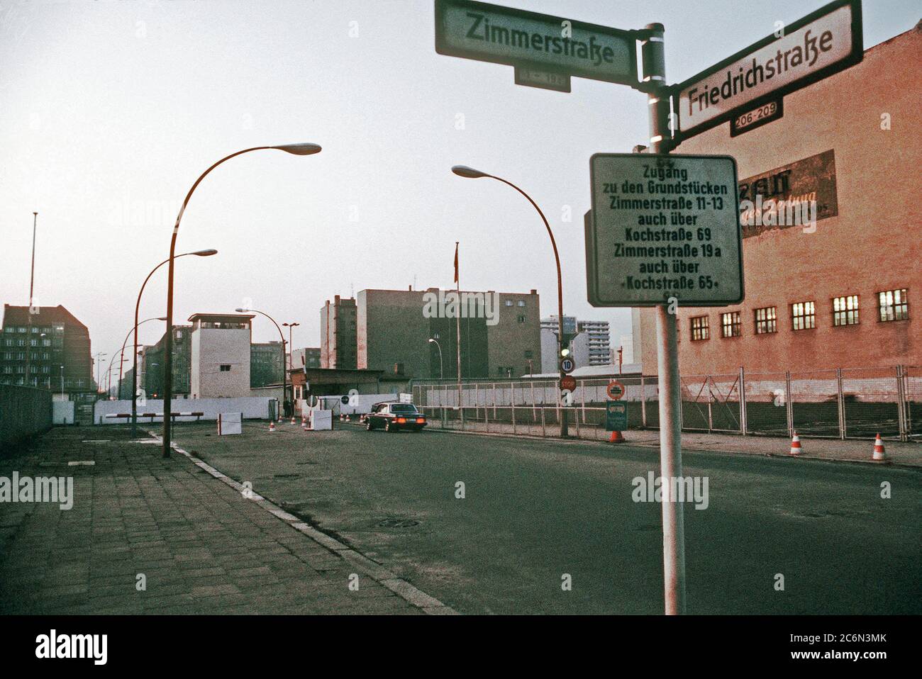 Ein Blick auf den Checkpoint Charlie, den Grenzübergang für Diplomaten und Alliierten Personal zwischen Ostdeutschland und Westdeutschland. Stockfoto