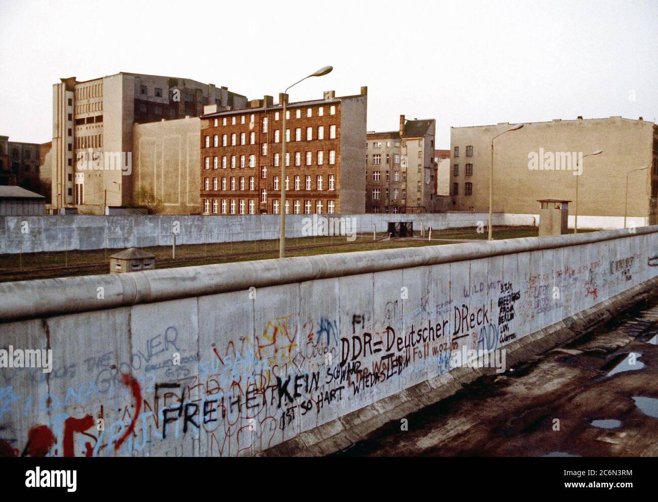 Ein Blick auf "die Mauer", "Die kommunistische trennt - kontrollierte Osten Deutschland aus dem Westen Deutschlands. Graffiti Marken der West-Berliner Seite, während die Ostseite makellos bleibt. Stockfoto