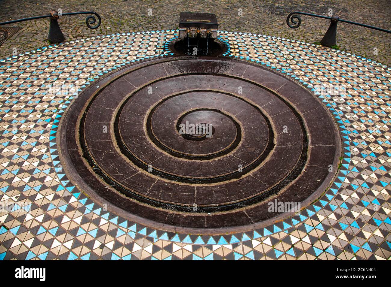 Abstrakter Spiralbrunnen mit Mosaikboden, Draufsicht. Ungewöhnliche Orte in Deutschland. Stockfoto