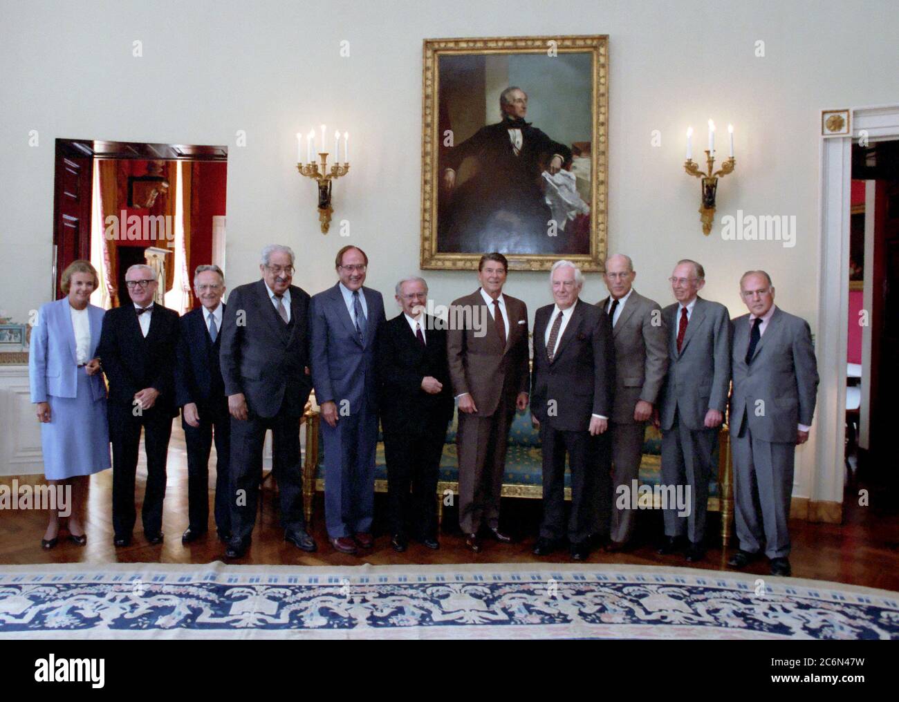 9/25/1984 Richter des Supreme Court mit Präsident Reagan im Weißen Haus, das blaue Zimmer stellen Von links nach rechts: Gerechtigkeit Sandra Day O'Connor Gerechtigkeit John Paul Stevens Gerechtigkeit Harry Blackmun Gerechtigkeit Thurgood Marshall Richter William Rehnquist Gerechtigkeit William Brennan Präsident Reagan Chief Justice Warren Burger Gerechtigkeit Byron White Gerechtigkeit Lewis F. Powell Jr und Justice Potter Stewart links Stockfoto