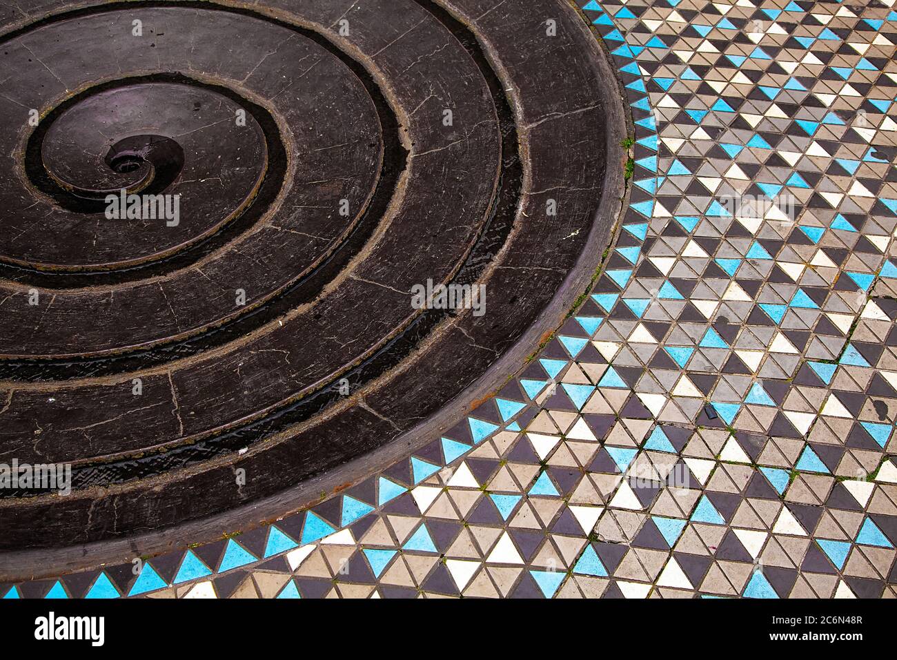 Teil des abstrakten Spiralbrunnens mit Mosaikboden, Draufsicht. Ungewöhnliche Orte in Deutschland. Stockfoto