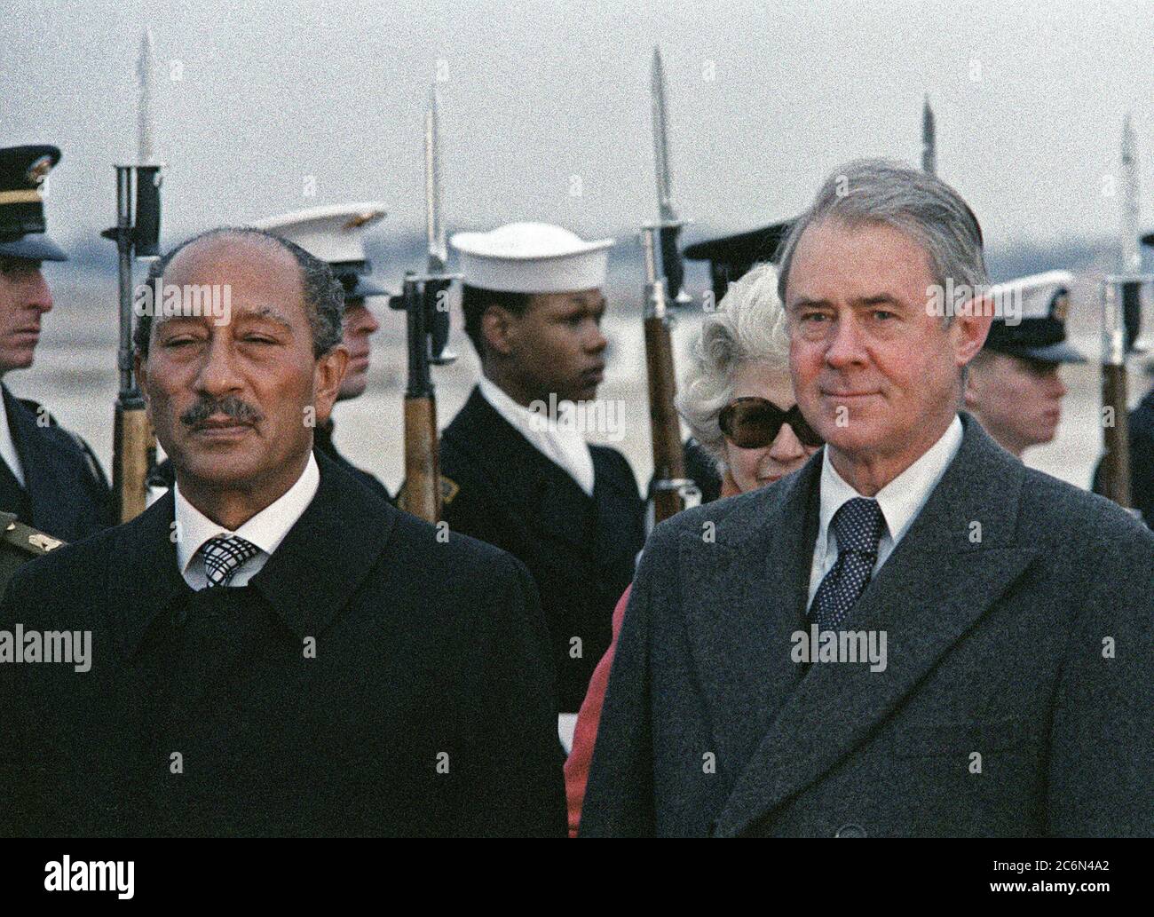 1978 - der ägyptische Präsident Anwar el-Sadat (links) erhält militärische Ehren nach seiner Ankunft in den Vereinigten Staaten. Er wird begleitet von US-Außenminister Cyrus Vance R (rechts). Stockfoto