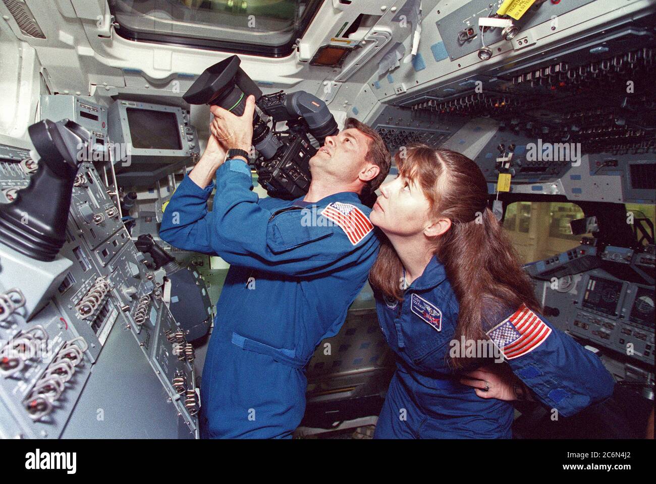(April 1999) --- in Vorbereitung auf ein STS-93-Testobjektiv (DTO) trainieren die Astronauten Jeffrey S. Ashby, Pilot, und Catherine G. (Cady) Coleman, Missionsspezialist, mit einem hochauflösenden Fernsehcamcorder. Die Kamera wird für ihre geplante Juli-Mission an Bord des Space Shuttle Columbia transportiert. Stockfoto