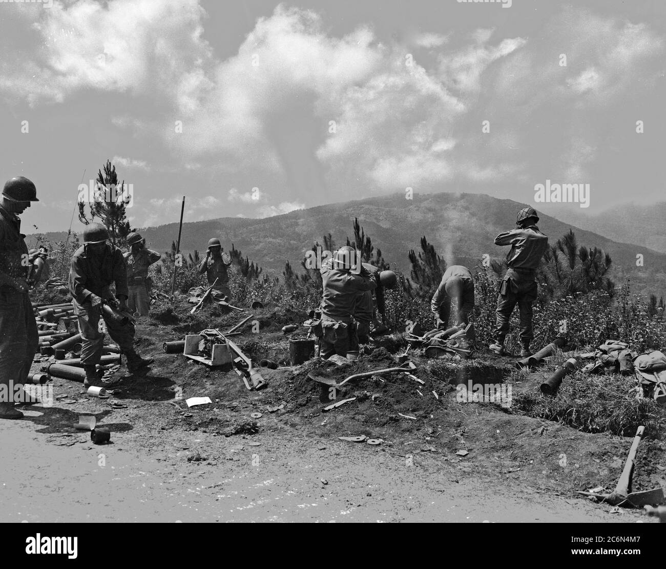 Mörserbesatzungen der 37. Infanterie-Division feuern auf feindliche Positionen auf der Straße nach Baguio, Luzon, Philippine Islands, 22. April 1945 Stockfoto