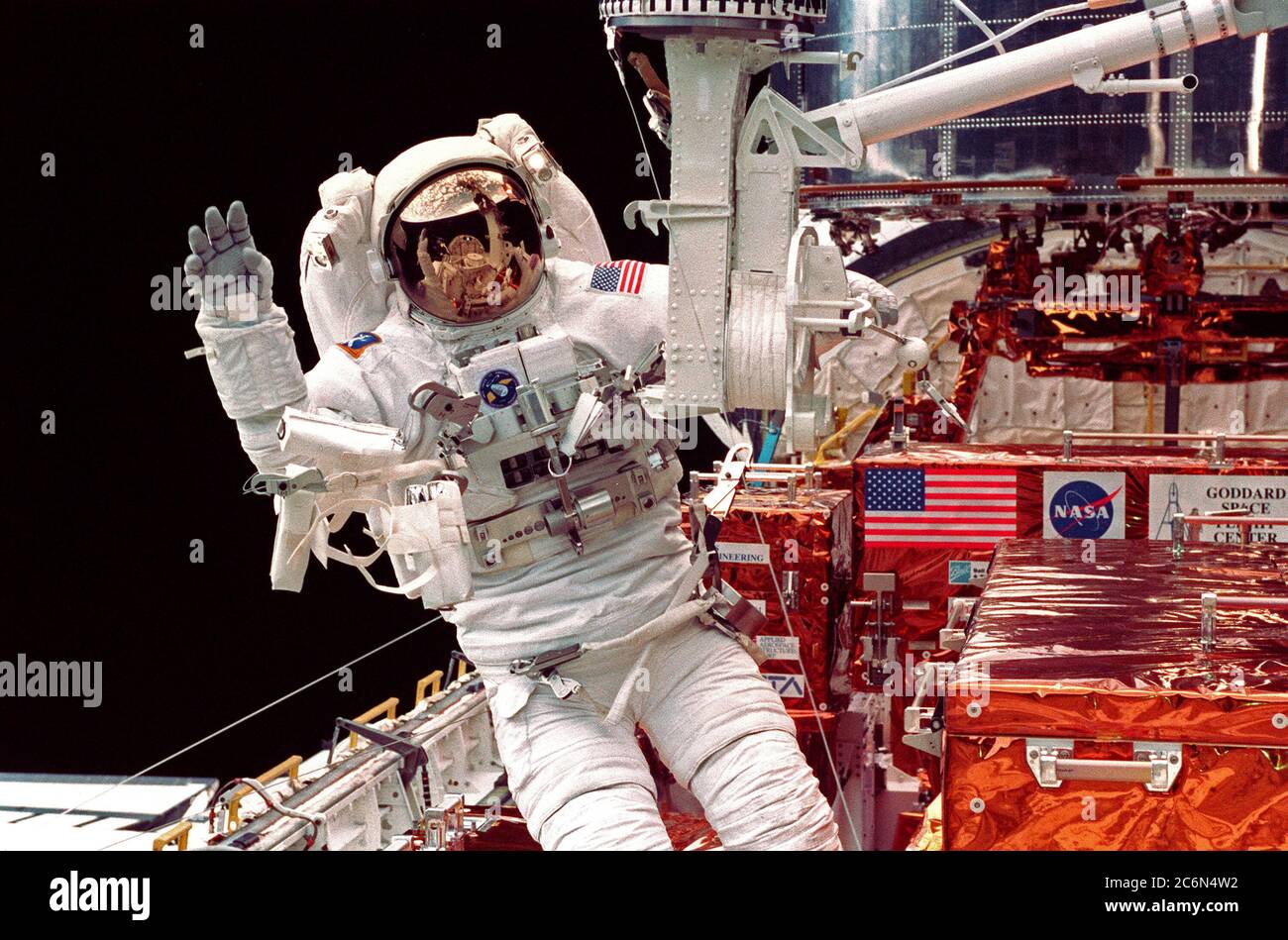(15. Februar 1997) --- Astronaut Steven L. Smith wackelt in der Kabine bei Mitbewohnern, während er am dritten Tag der extravehiculären Aktivität (EVA-3) in der Nähe der Fußstütze des Remote Manipulator Systems (RMS) arbeitet, um das Hubble Space Telescope (HST) zu warten. Astronaut Mark C. Lee, Nutzlastkommandant, der Geharbeiten mit Smith teilte, ist aus dem Rahmen. Stockfoto