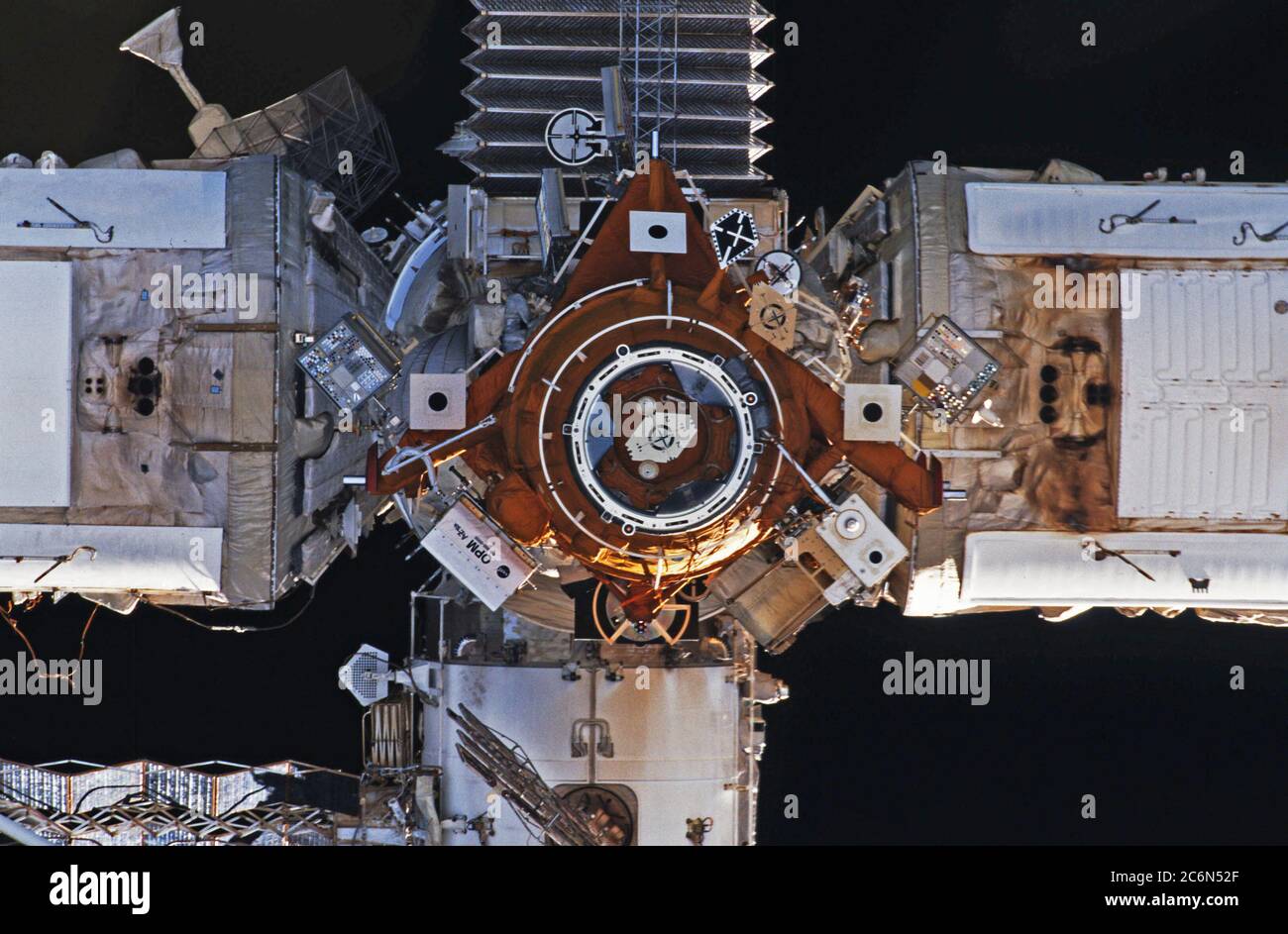 (15-24. Mai 1997) --- EIN Space Shuttle-Sichtbild, das den Andockport und das Ziel während des Rendezvous mit der russischen mir-Raumstation zeigt. Das Bild sollte horizontal gehalten werden, wobei sich das zurückgezogene Kristall-Solarfeld oben befinden sollte. Andere Elemente, die teilweise sichtbar sind, sind Kvant-2 (links), Spektr (rechts) und Core Module (unten). Stockfoto
