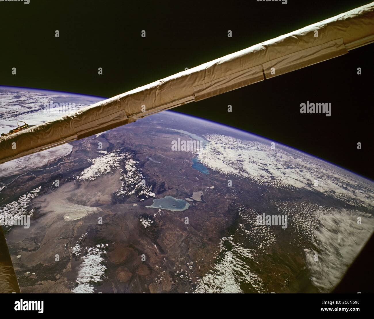 (7. - 19. August 1997) --- Seen Balkhasch und Alakol, südlichen Hochland von Kasachstan, Zentralasien. Der lange, 600 Kilometer lange Bogen des Balkhash-Sees nimmt den Mittelpunkt dieses klaren, nach Westen blickenden Blickes ein. Links zeigt sich deutlich das westlichste Dzungarian Basin der autonomen Region Xinjiang Uygur (Sinkiang), China. Hinter dem Boom liegt die kasachische Hauptstadt Almaty (Alma-ATA) aus den Augen. Das Dschungarische Tor ist das gerade, durch die Verwerfung gegrenzte Tal, das durch die Dzhungarskiy Alatau-Reihe schneidet. Stockfoto