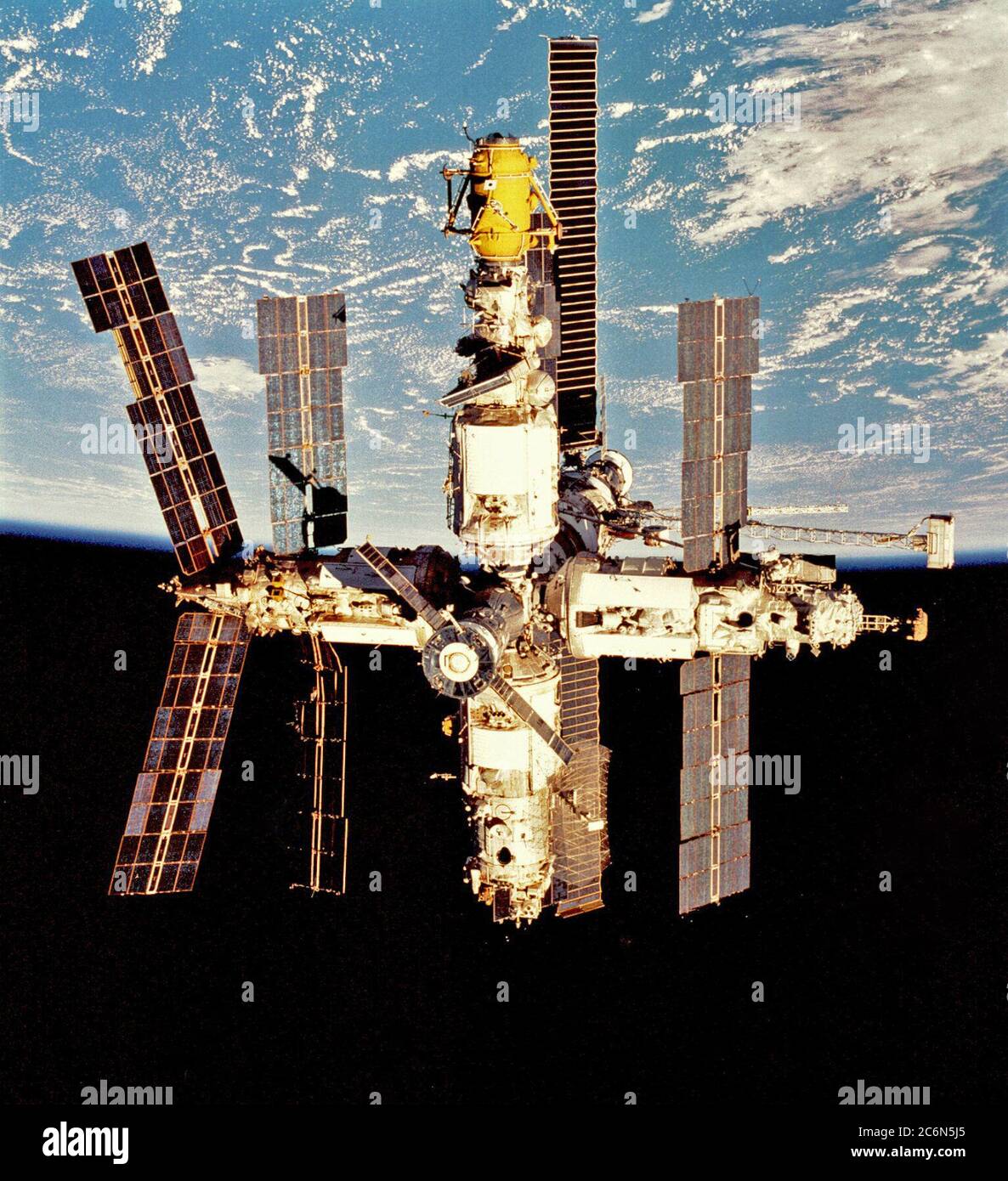 (22-31. Januar 1998) --- EINE Serie von 70mm Standaufnahmen wurde von Russlands mir Raumstation von der Erde umkreisenden Raumfähre Endeavour nach dem Abdocken der beiden Raumfahrzeuge aufgenommen. Unter den mittleren Nahaufnahmen von mir wurde diese Ansicht während eines 'Fly-Around' von Endeavour zur Verfügung gestellt. Stockfoto