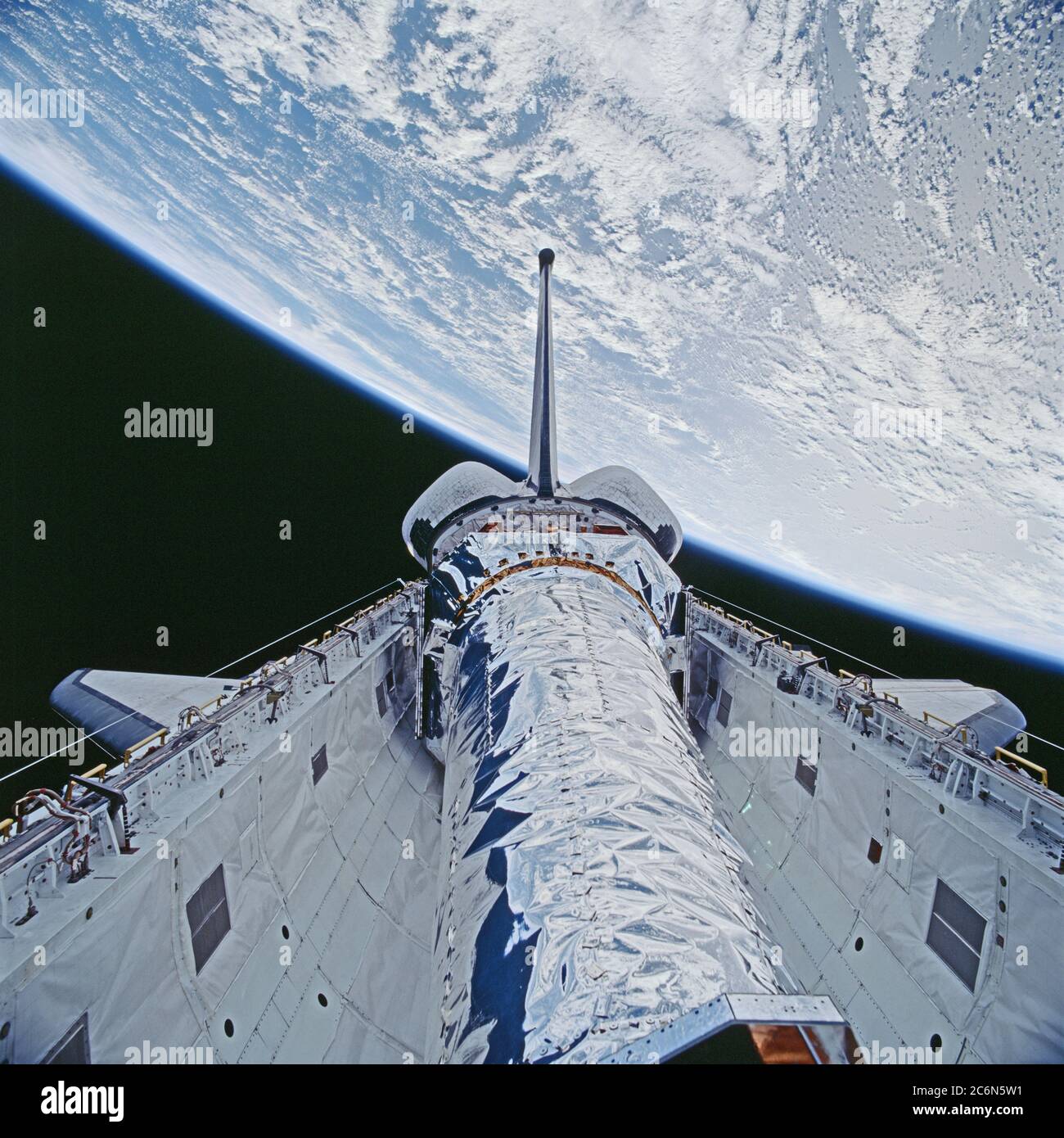 (23. Juli 1999)--- dieser 70mm-Rahmen zeigt das Chandra-Röntgenobservatorium kurz bevor es nach oben gekippt wurde, um aus der Nutzlastbucht von Columbia zu entlassen. Die Hauptaufgabe der STS-93-Crew war es, das leistungsstärkste Röntgenteleskop der Welt einzusetzen. Es war auch eine der ersten Aktionen der Astronauten, die nur wenige Stunden nach der Ankunft des Shuttles in der Erdumlaufbahn geschah. Diese Szene ist eine von einer Serie von Standbildern, die von der Crew vor und während des Einsatzes des 50,162 Pfund schweren Observatoriums aufgenommen wurden. Stockfoto