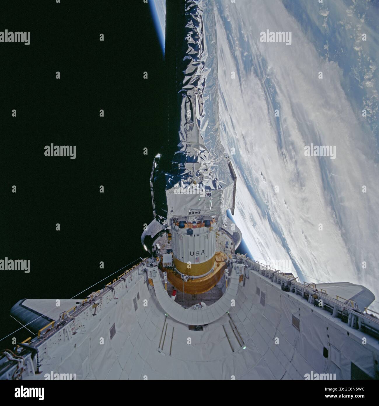(22-27. Juli 1999) --- dieser 70mm-Rahmen zeigt das Röntgenobservatorium Chandra während seines Einsatzes aus der Nutzlastbucht des Space Shuttle Columbia. Die Hauptaufgabe der STS-93-Crew war es, das weltweit leistungsfähigste Röntgenteleskop von#0146 einzusetzen. Es war auch eine der ersten Aktionen der Astronauten, die nur wenige Stunden nach der Ankunft des Shuttle &#0146;s in der Erdumlaufbahn geschah. Diese Szene ist eine von einer Serie von Standbildern, die von der Crew vor und während des Einsatzes des 50,162-Pfund-Observatoriums aufgenommen wurden. Stockfoto