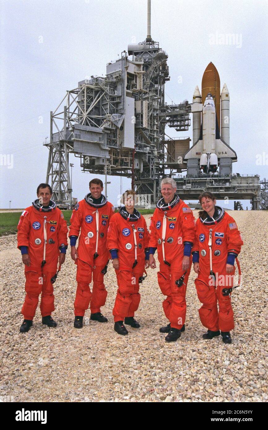 (24. Juni 1999) --- mit dem Space Shuttle Columbia auf dem Startpad 39B im Hintergrund posieren die STS-93-Crew-Mitglieder während einer Trainingspause im Kennedy Space Center (KSC) für ein Foto. Von links sind die Astronauten Michel Tognini, Jeffrey S. Ashby, Eileen M. Collins, Steven A. Hawley und Catherine G. Coleman. Stockfoto