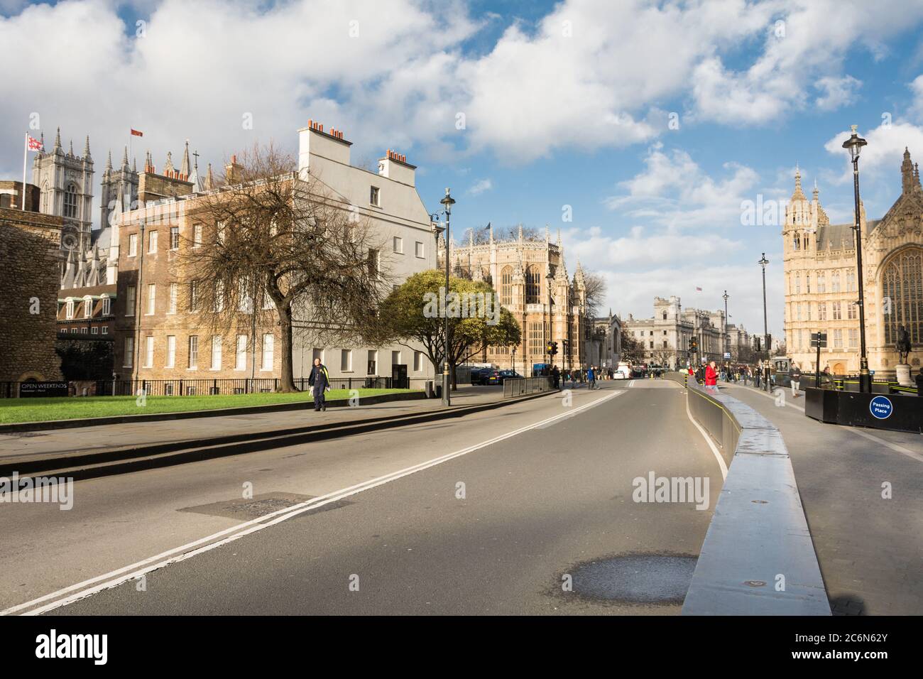 Sicherheitsbarrieren auf der Abingdon Street vor dem Houses of Parliament, Westminster, London SW1 Stockfoto