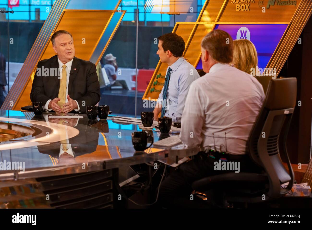 US-Außenminister Michael R. Pompeo nimmt am 20. August 2019 an einem Fernsehinterview mit Joe Kernen, Becky Quick und Andrew Ross Sorkin von der CNBC Squawk Box in New York, New York, Teil Stockfoto