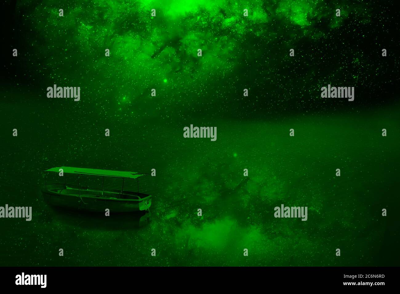 Hochauflösender Nachtlook Boot hd Hintergrund mit grünem Himmel Licht Stockfoto