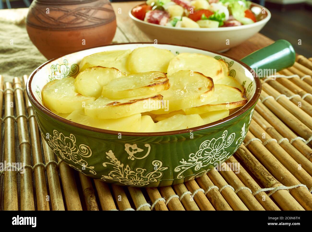 Kartoffeltopf mit Scalloped und geräuchertem Fischtopf, geräucherter ...