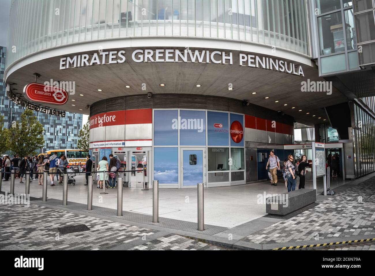 Menschen, die vor dem Emirates Airline Greenwich Peninsula Ticketbüro, London, Großbritannien, Schlange stehen Stockfoto