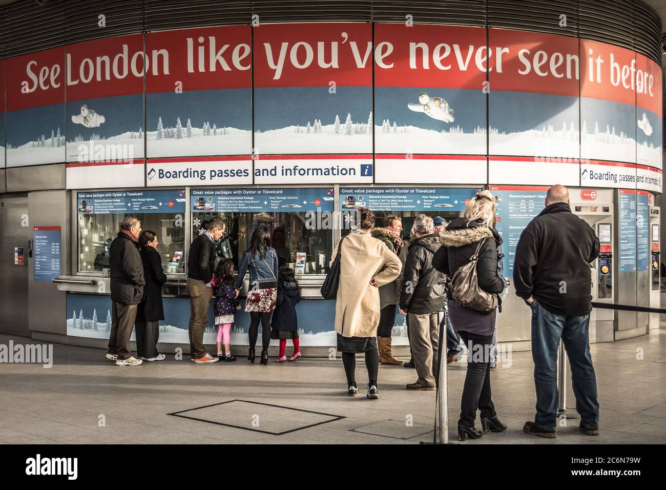 Menschen, die vor dem Emirates Airline Greenwich Peninsula Ticketbüro, London, Großbritannien, Schlange stehen Stockfoto