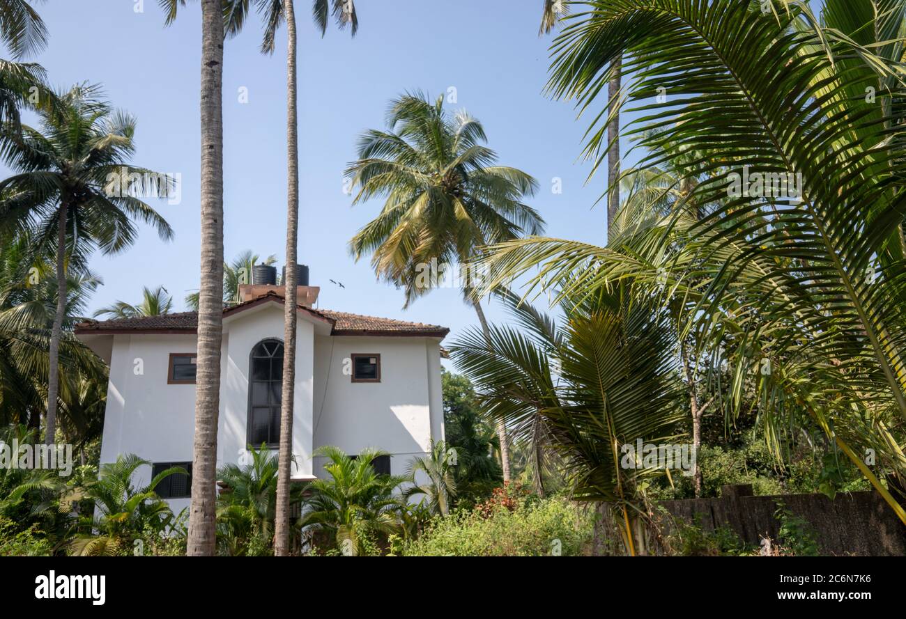 Buntes Haus. Ein modernes Haus in Goa Indien. Wohngebäude in den Tropen Stockfoto