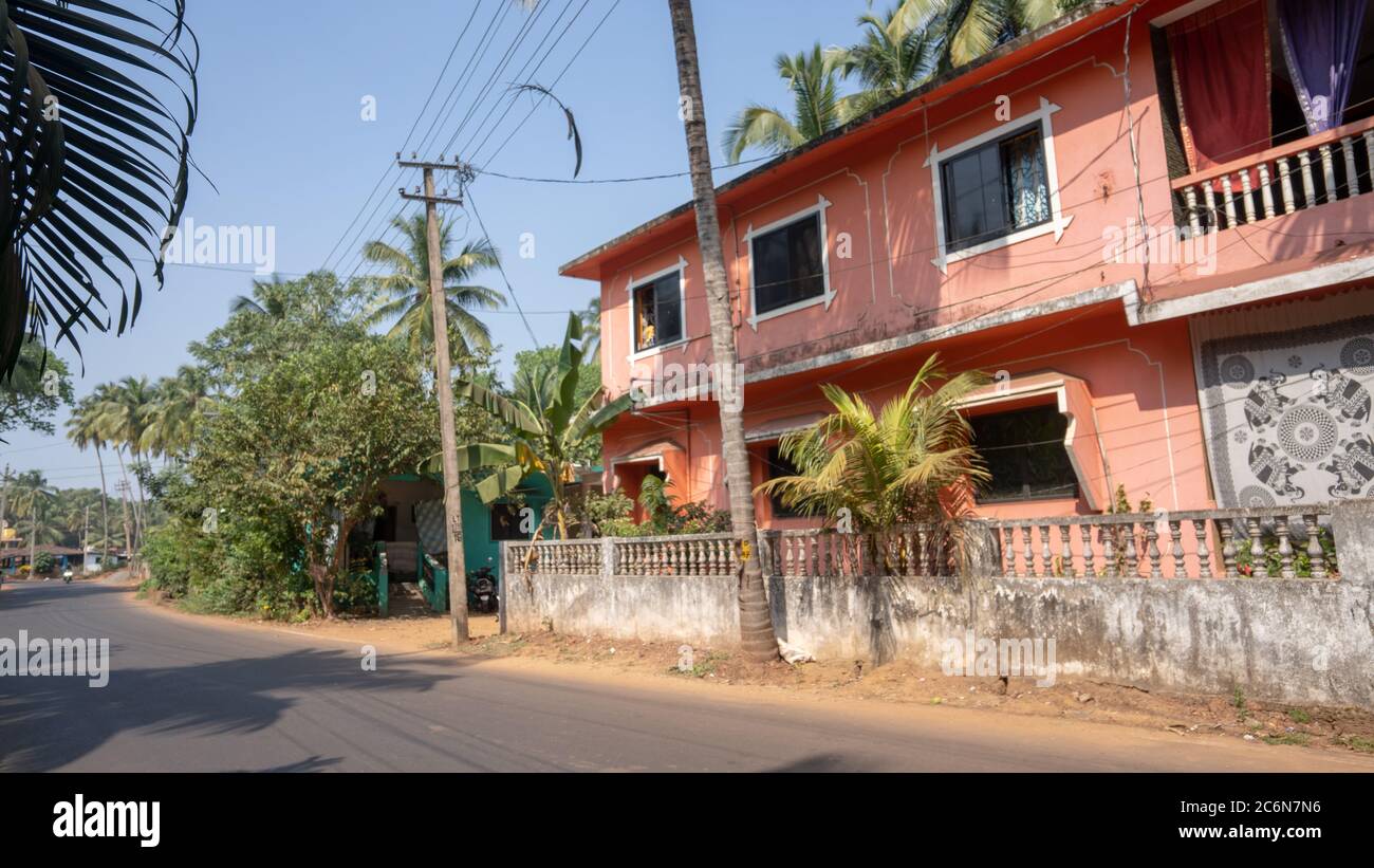 Buntes Haus. Ein modernes Haus in Goa Indien. Wohngebäude in den Tropen Stockfoto
