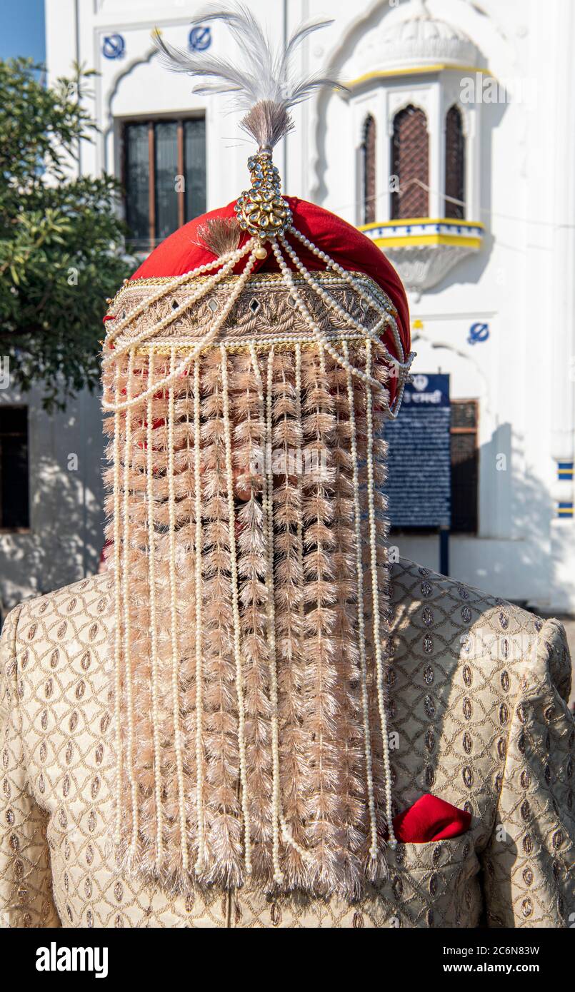 Traditionelle Gesichtsbedeckung von Sikh Bräutigam getragen, bevor er erklärt Mann und Frau Punjab indien Stockfoto