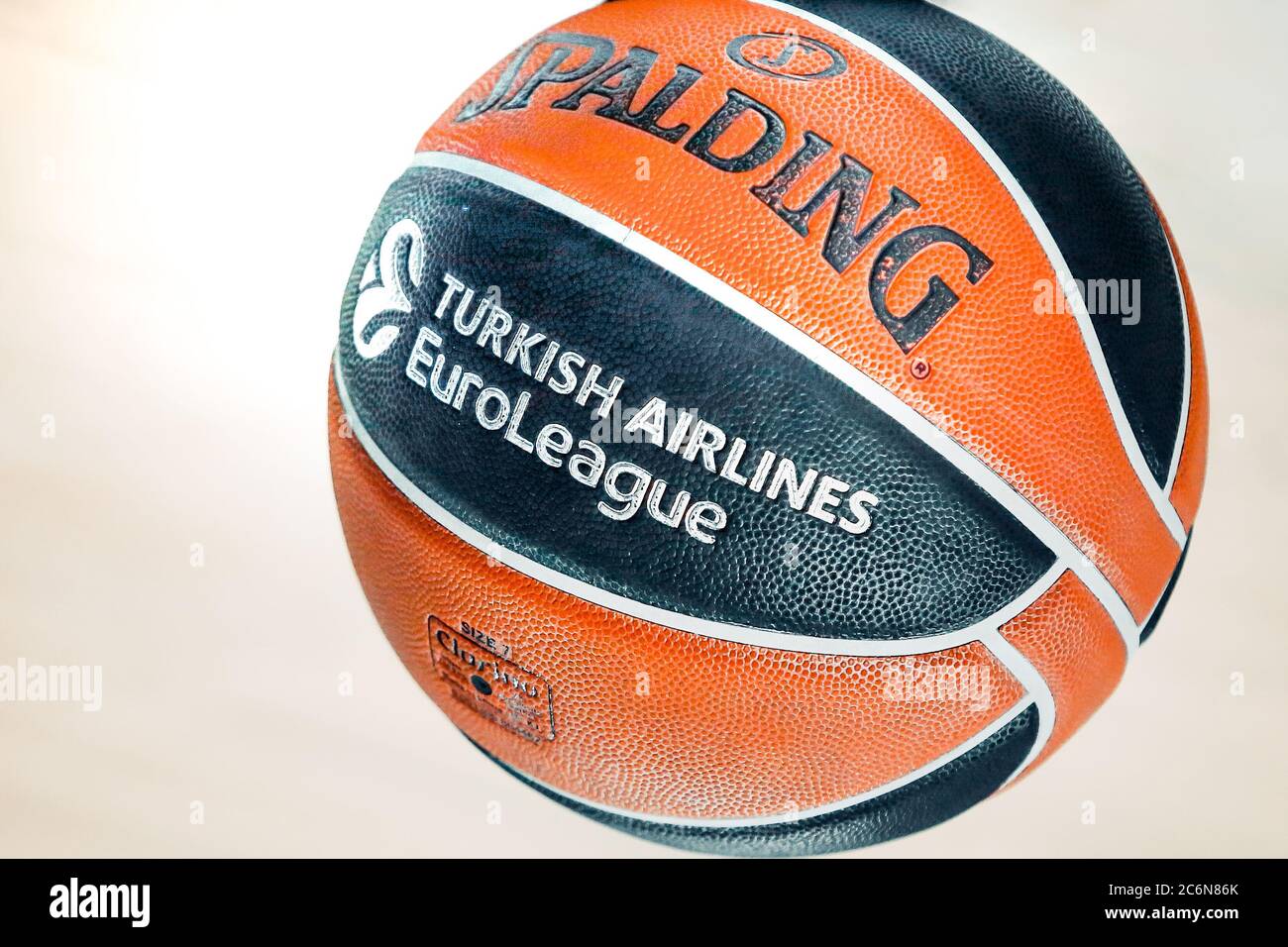 Berlin, 04. März 2020: Offizieller Spielball beim Euroleague-Basketballspiel zwischen Alba Berlin und FC Barcelona in der Mercedes Benz Arena Stockfoto