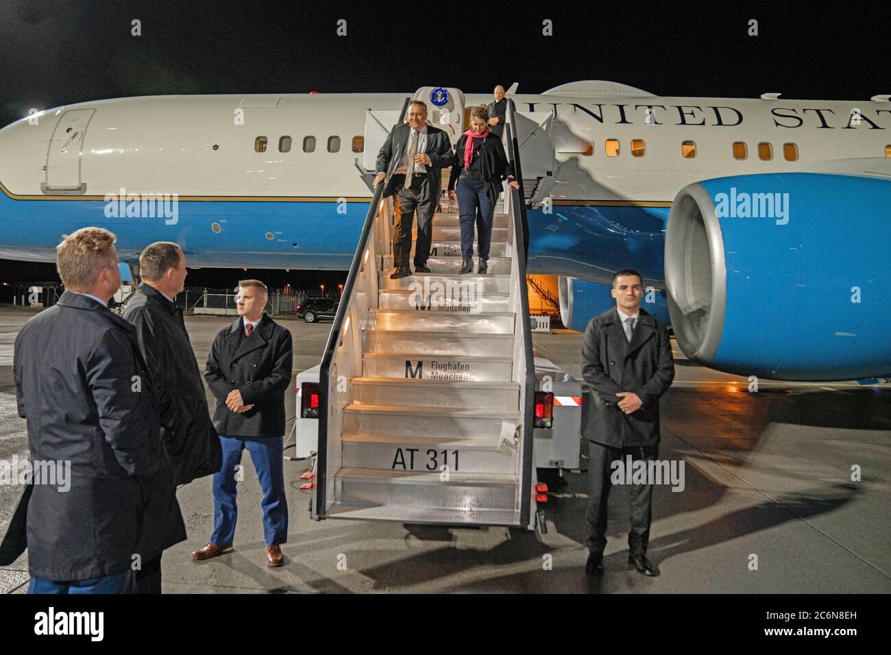 Staatssekretär Michael R. Pompeo kommt in München an und wurde am 13. Februar 2020 vom US-Botschafter in Deutschland Richard Grenell begrüßt Stockfoto