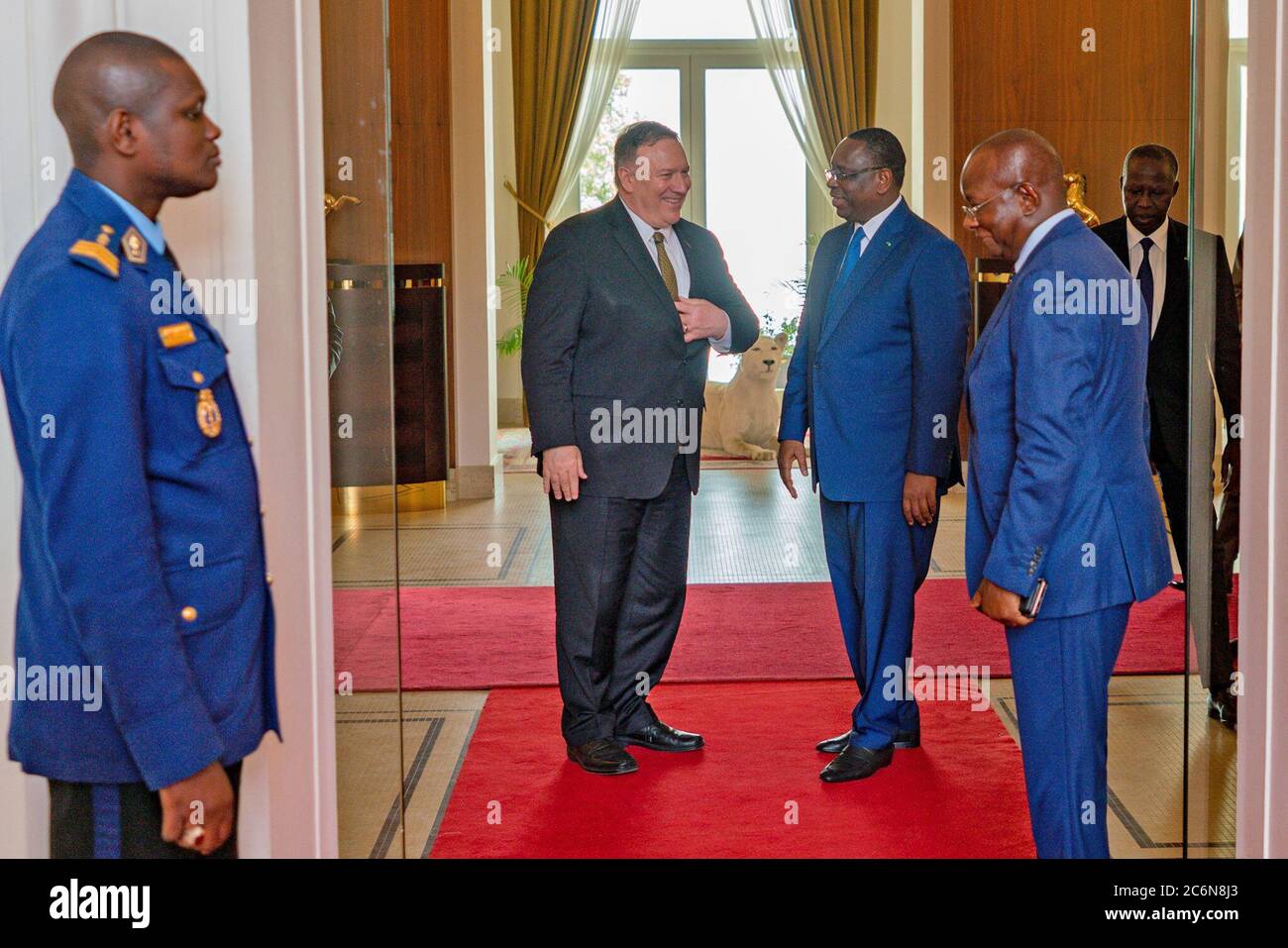 Der US-Außenminister Michael R. Pompeo trifft sich am 16. Februar 2020 mit dem senegalesischen Präsidenten Macky Sall in Dakar, Senegal Stockfoto