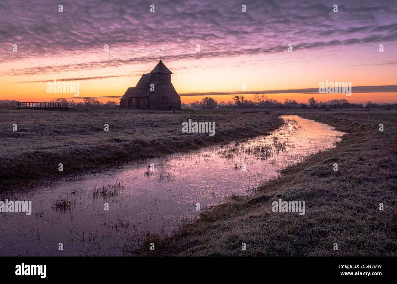 St. Thomas ein Becket Kirche, auch bekannt als Fairfield Romney Marsh auf einen Winter Dämmerung. Stockfoto