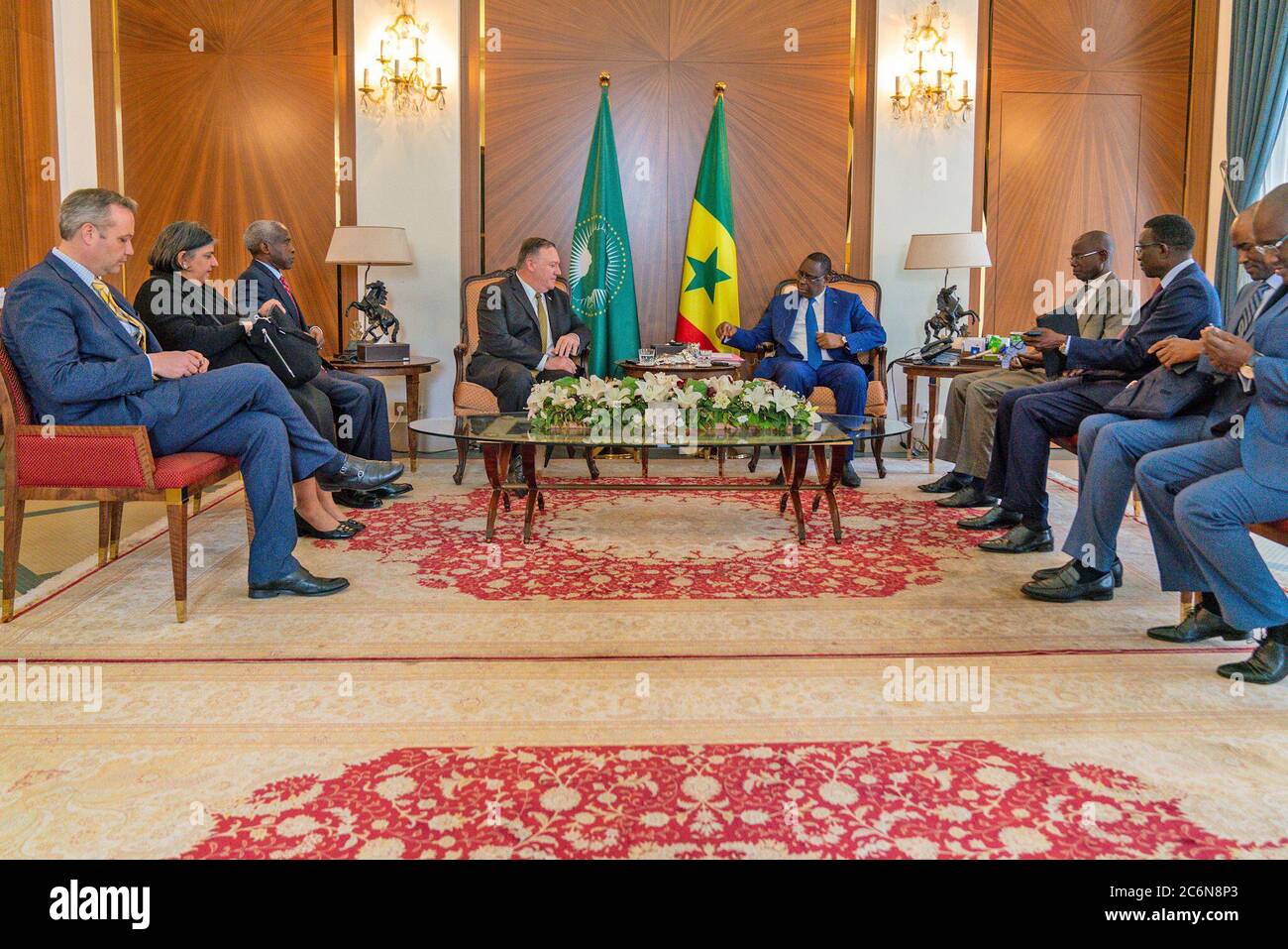 Der US-Außenminister Michael R. Pompeo trifft sich am 16. Februar 2020 mit dem senegalesischen Präsidenten Macky Sall in Dakar, Senegal Stockfoto