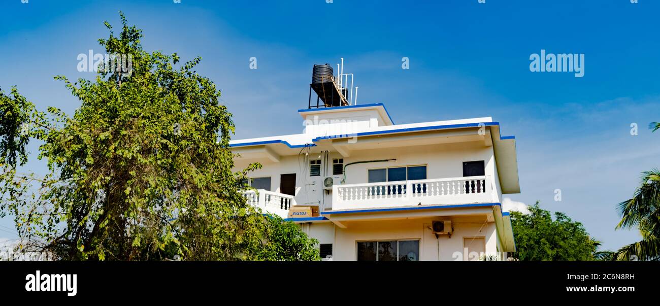 Buntes Haus. Ein modernes Haus in Goa Indien. Wohngebäude in den Tropen Stockfoto