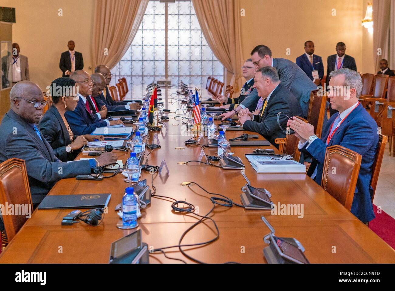 Staatssekretär Mike Pompeo trifft am 17. Februar 2020 in Luanda, Angola, mit dem angolanischen Außenminister Manuel Domingos Augusto zusammen Stockfoto