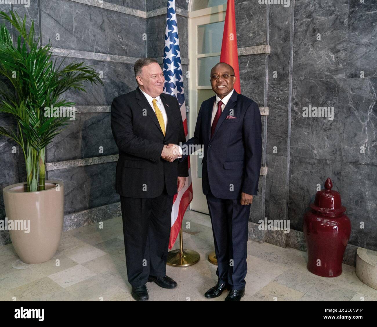 Staatssekretär Mike Pompeo trifft am 17. Februar 2020 in Luanda, Angola, mit dem angolanischen Außenminister Manuel Domingos Augusto zusammen Stockfoto