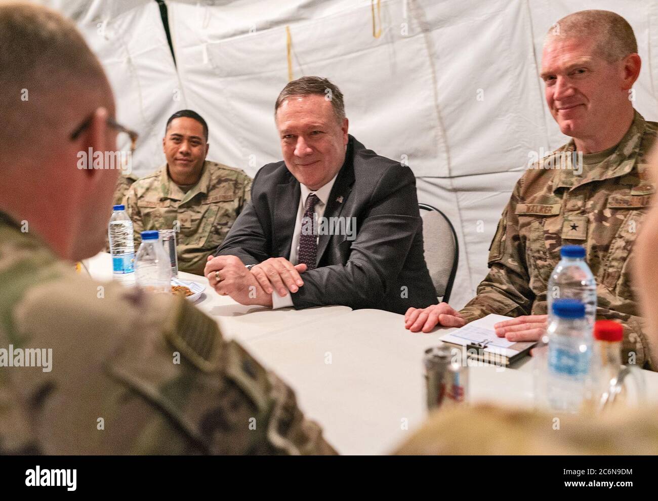 Außenminister Mike Pompeo besucht Saudi-Arabien - Außenminister Mike Pompeo besucht Saudi-Arabien - Sekretär Pompeo besucht den Luftwaffenstützpunkt Prinz Sultan und trifft sich mit den US-Dienstmitgliedern Ca. Februar 2020 Stockfoto