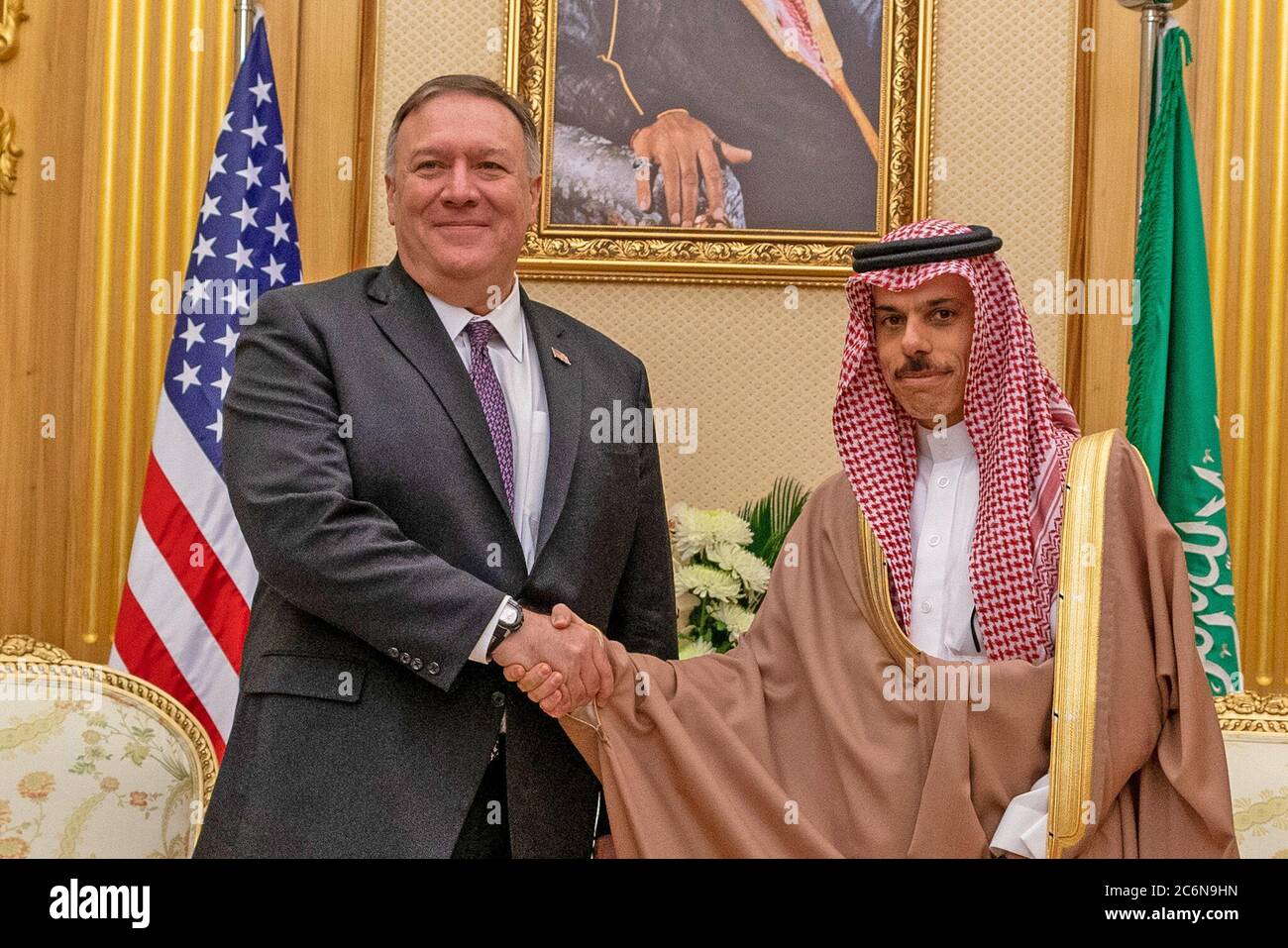 Außenminister Mike Pompeo zu Besuch in Saudi-Arabien - Außenminister Michael R. Pompeo trifft Außenminister Faisal bin Farhan in Riad, ca. Februar 2020 Stockfoto