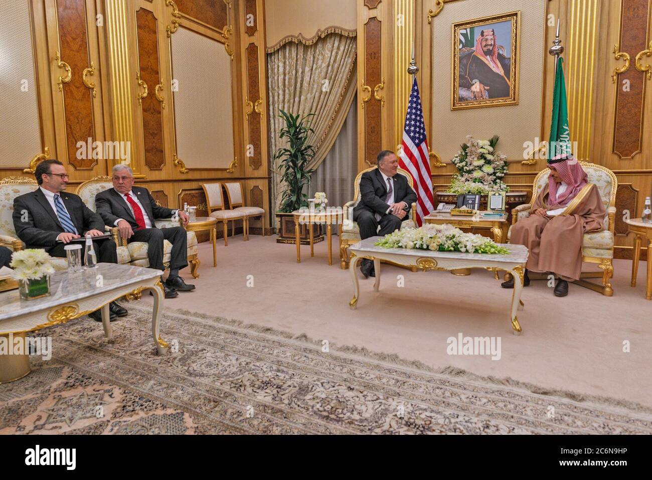 Außenminister Mike Pompeo zu Besuch in Saudi-Arabien - Außenminister Michael R. Pompeo trifft Außenminister Faisal bin Farhan in Riad, ca. Februar 2020 Stockfoto