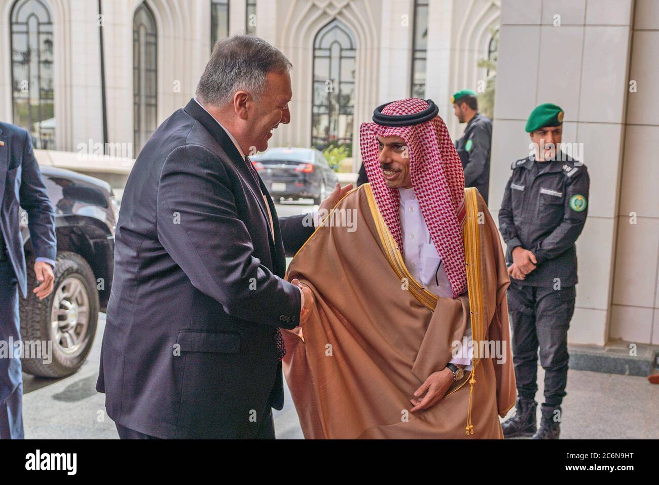 Außenminister Mike Pompeo zu Besuch in Saudi-Arabien - Außenminister Michael R. Pompeo trifft Außenminister Faisal bin Farhan in Riad, ca. Februar 2020 Stockfoto