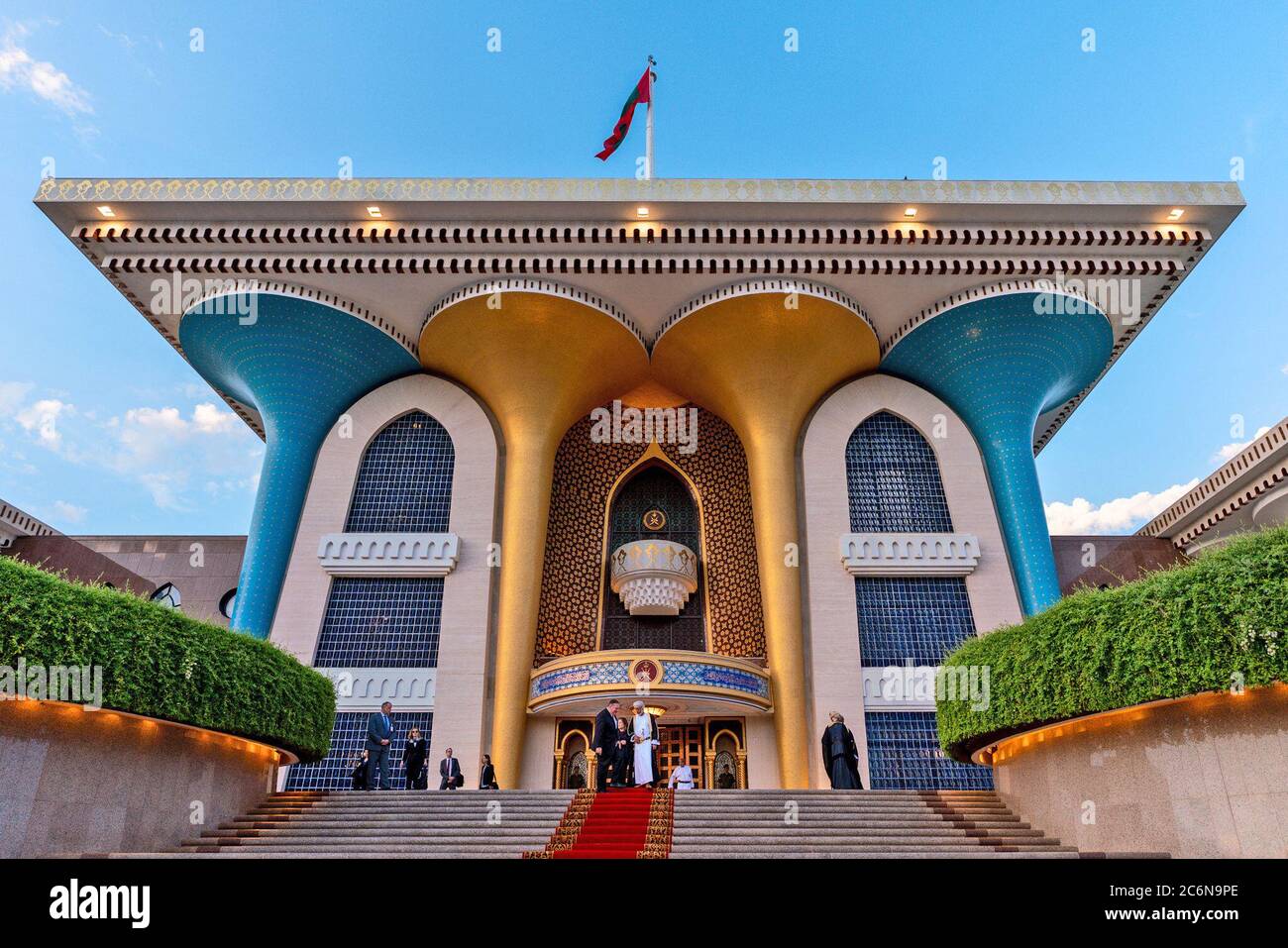 Außenminister Michael R. Pompeo trifft am 21. Februar 2020 in Muscat, Oman, den für auswärtige Angelegenheiten zuständigen Minister Yusuf bin Alawi bin Abdullah Stockfoto