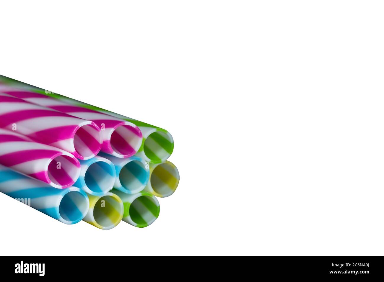 Colorly gestreifte Plastik Trinkhalme, weißem Untergrund Hintergrund Stockfoto